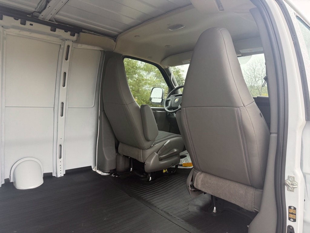2025 Chevrolet Express Cargo WT