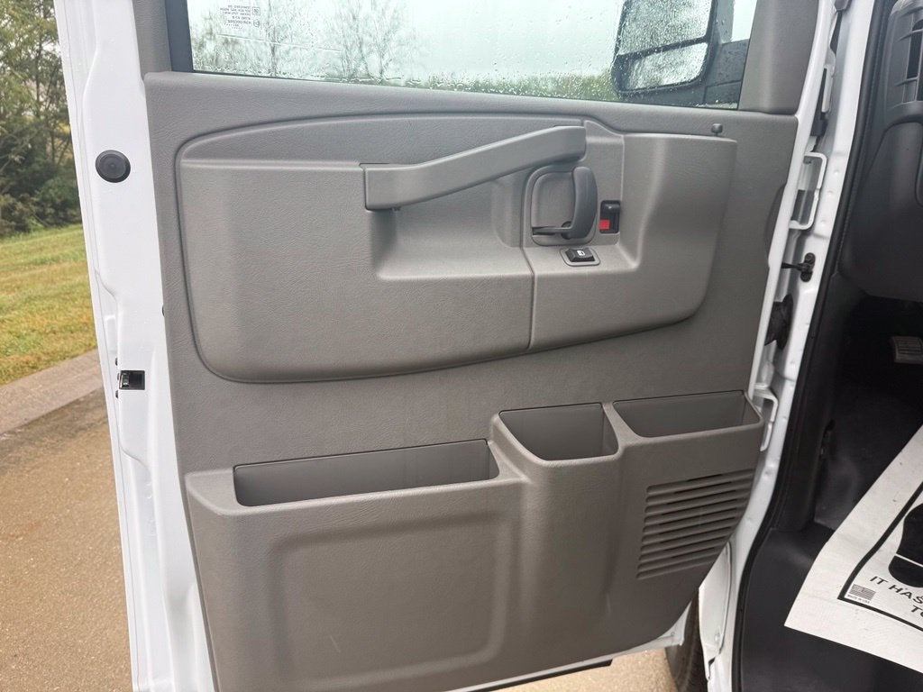 2025 Chevrolet Express Cargo WT