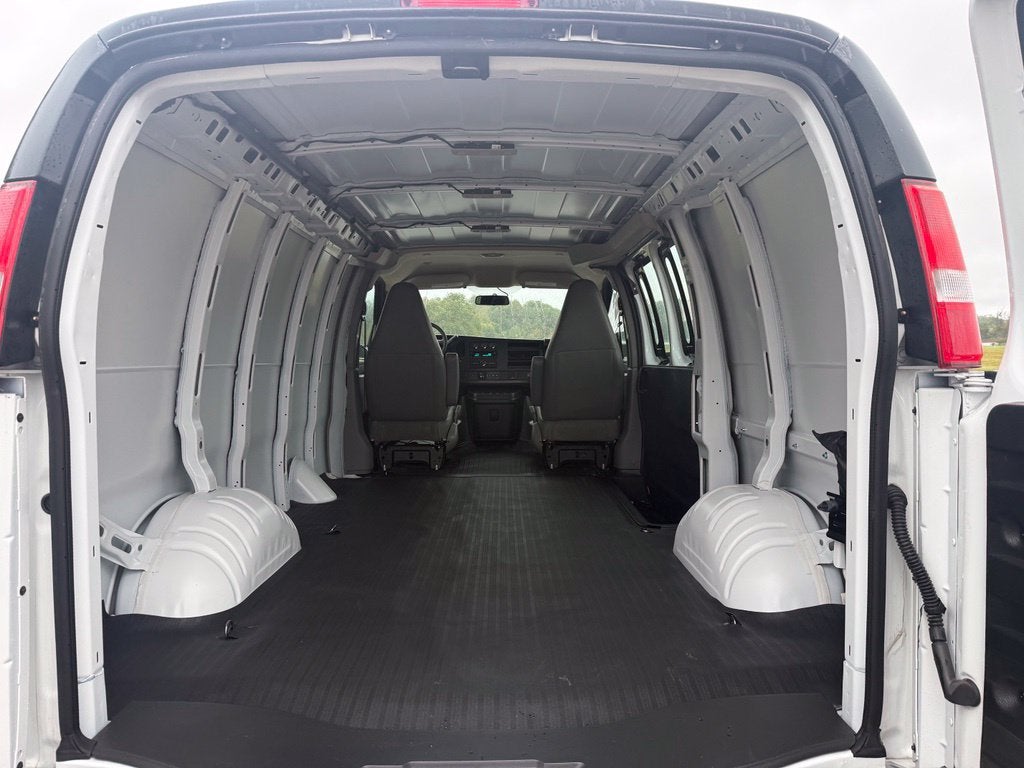 2025 Chevrolet Express Cargo WT