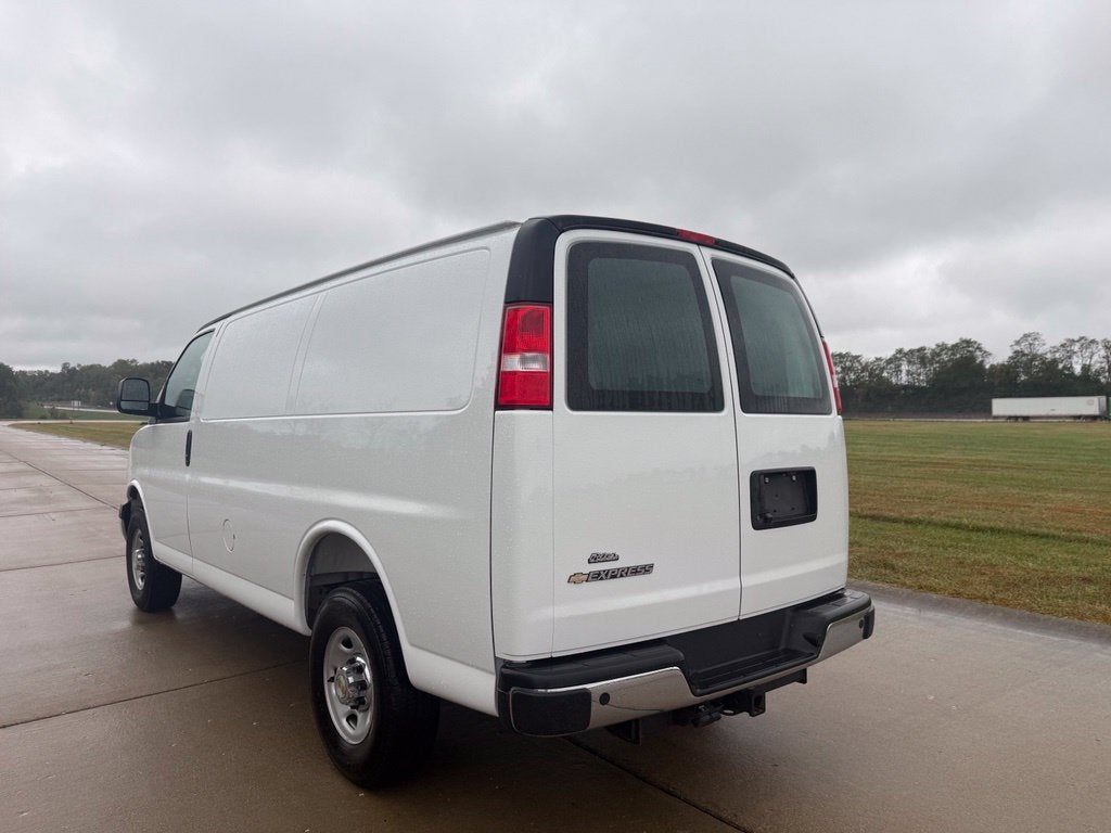 2025 Chevrolet Express Cargo WT