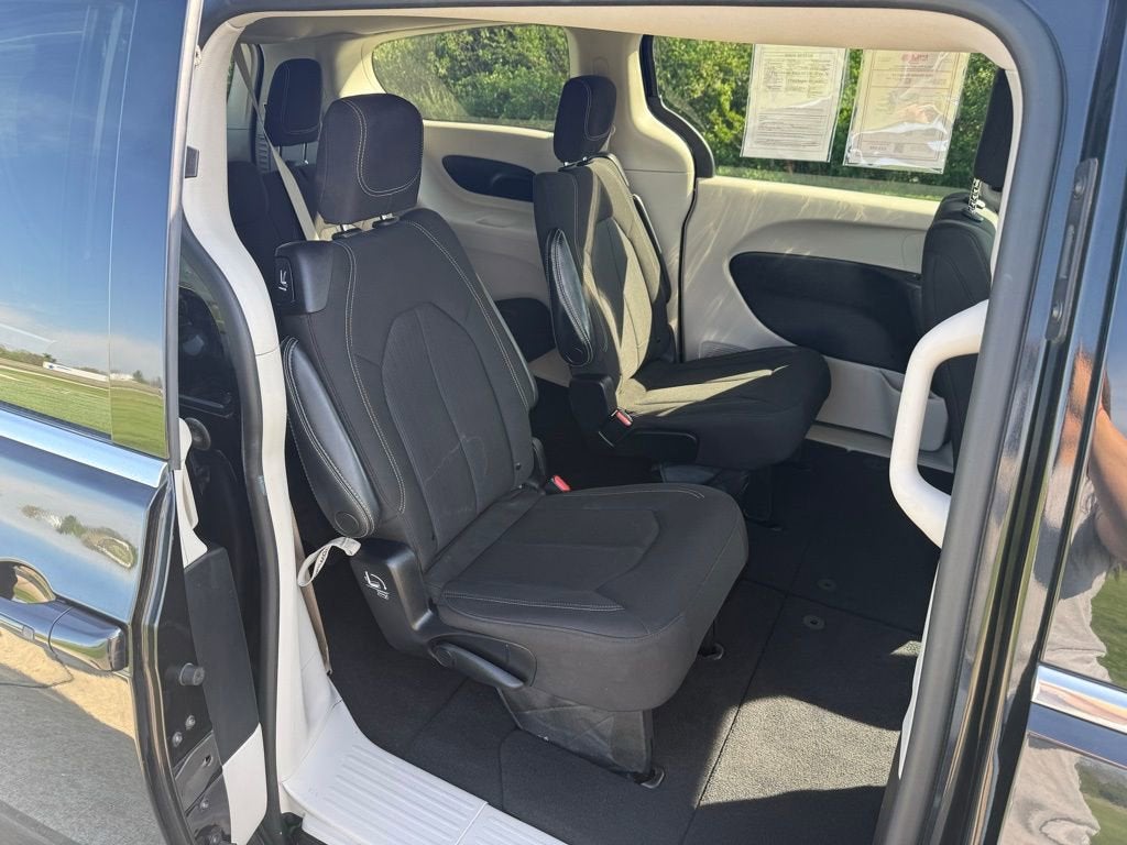 2022 Chrysler Voyager LX