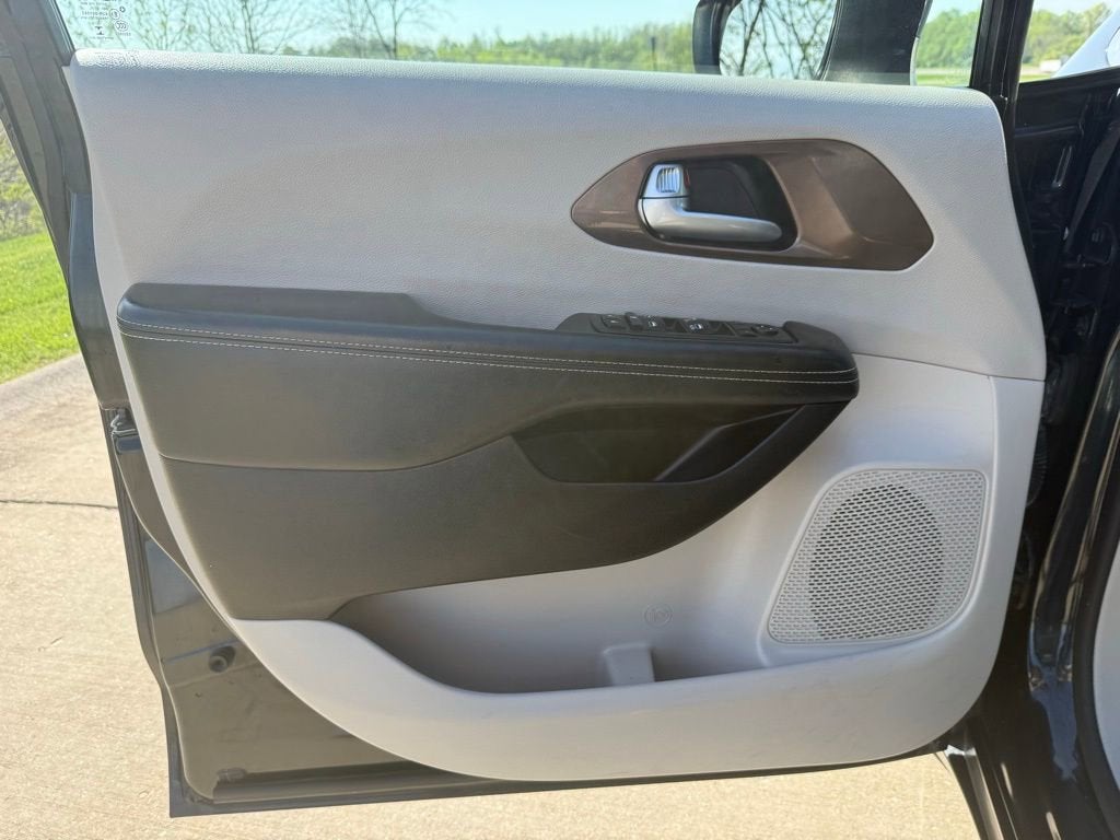 2022 Chrysler Voyager LX