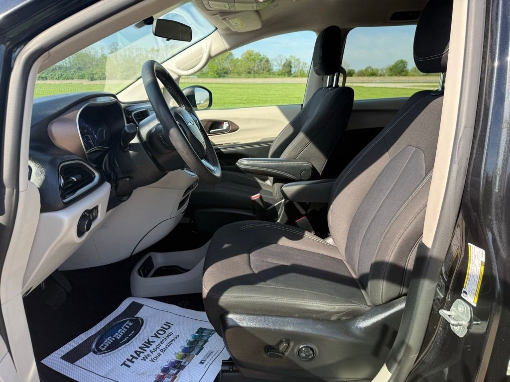2022 Chrysler Voyager LX