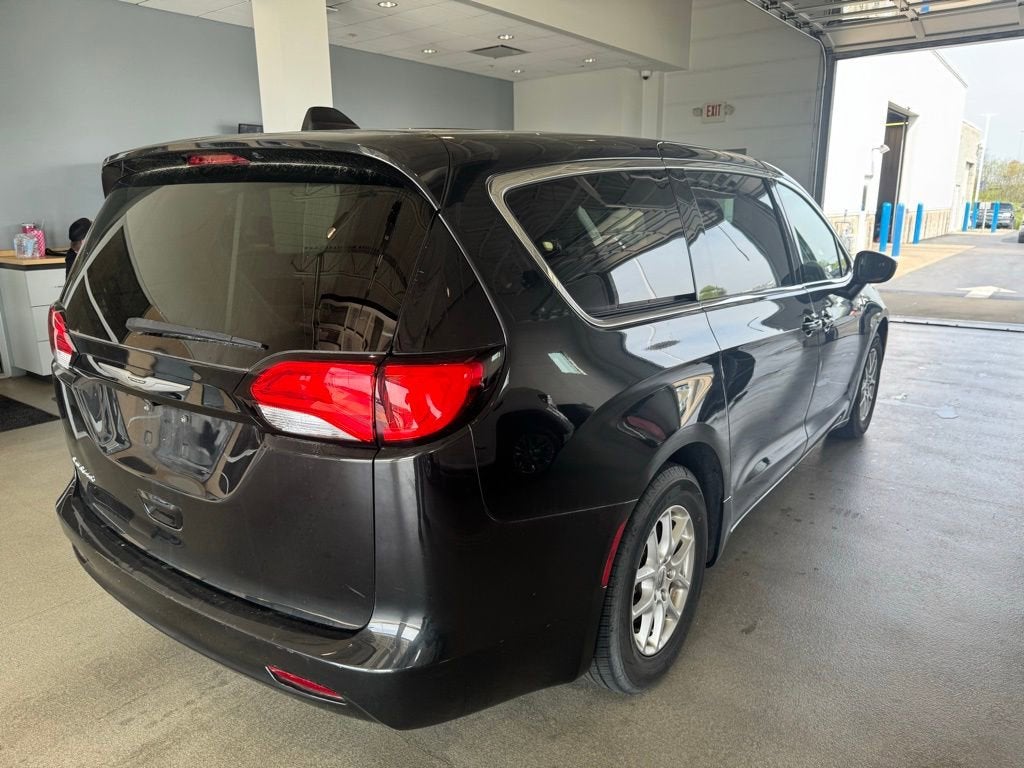 2022 Chrysler Voyager LX