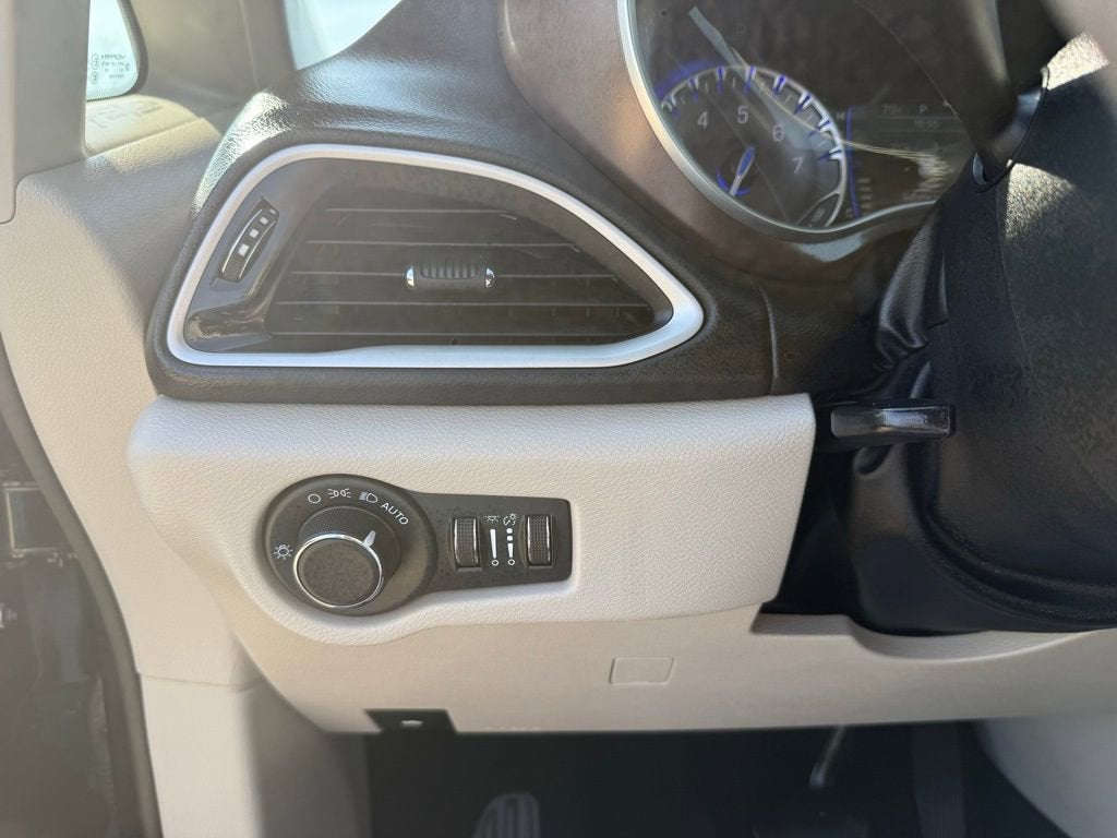 2022 Chrysler Voyager LX