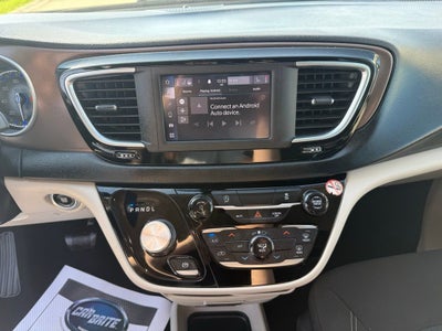 2022 Chrysler Voyager LX