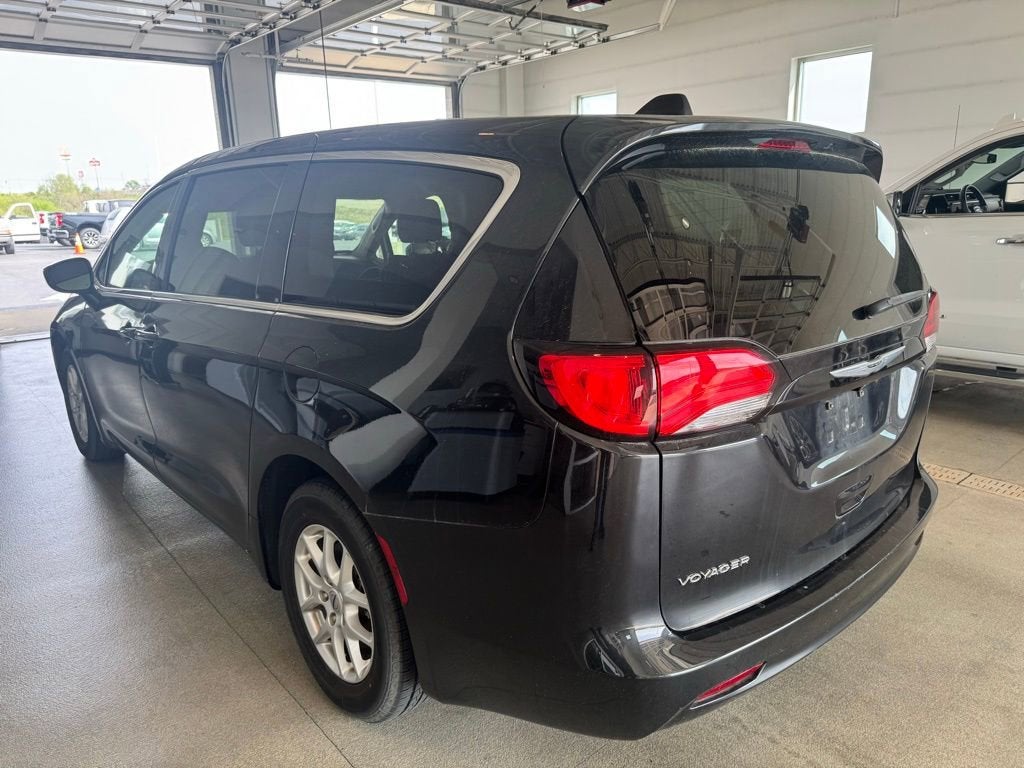 2022 Chrysler Voyager LX