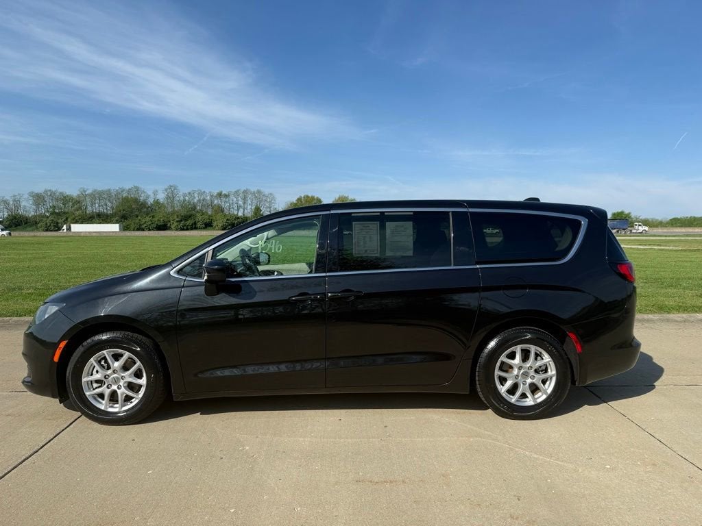 2022 Chrysler Voyager LX
