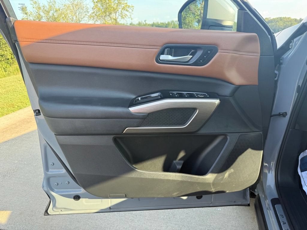 2025 Nissan Pathfinder Platinum